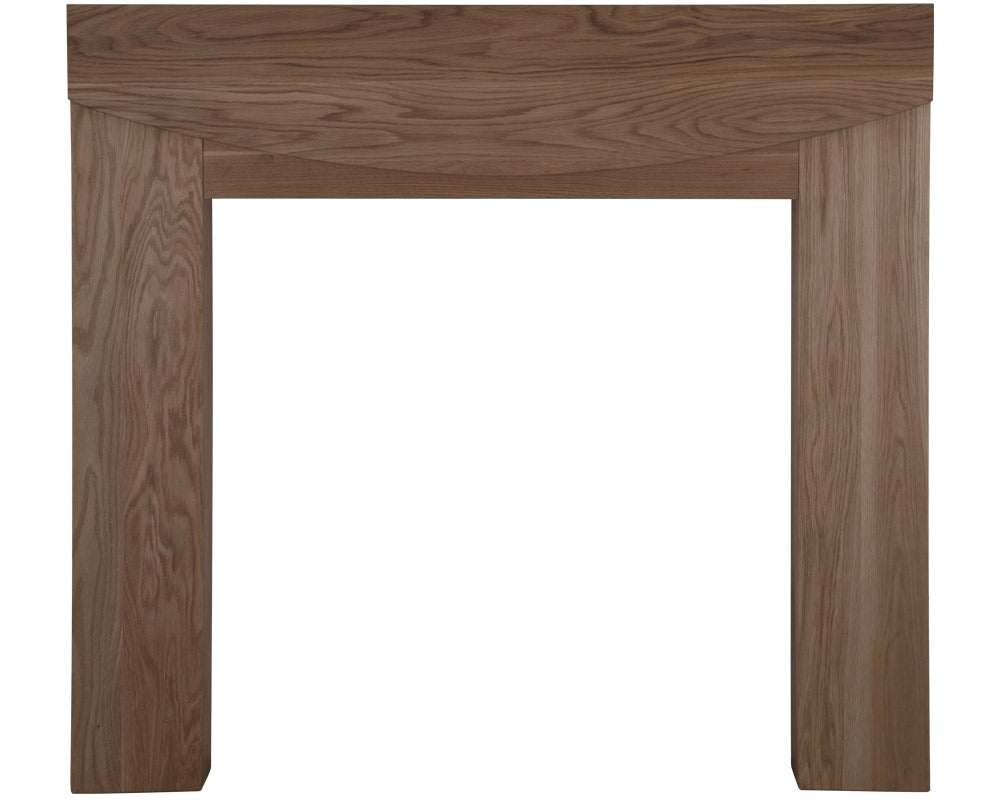 The robust Hardwick solid oak surround boasts a rich, luxurious grain pattern