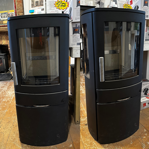 Sleek contemporary design, the NEO 3C is a fully-featured stove that promises to be the perfect addition to any modern home. With mesmerising flames that are visible from not only the front but also both sides of the stove, thanks to its stunning glazed doors.
